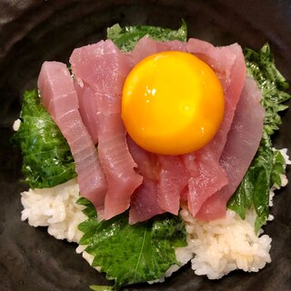 びんちょうマグロと大葉卵黄漬けのっけ丼